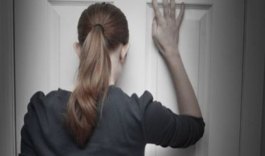Bewoonster van Baarn wacht voor haar gesloten voordeur Bewoonster van Baarn wacht voor haar gesloten voordeur